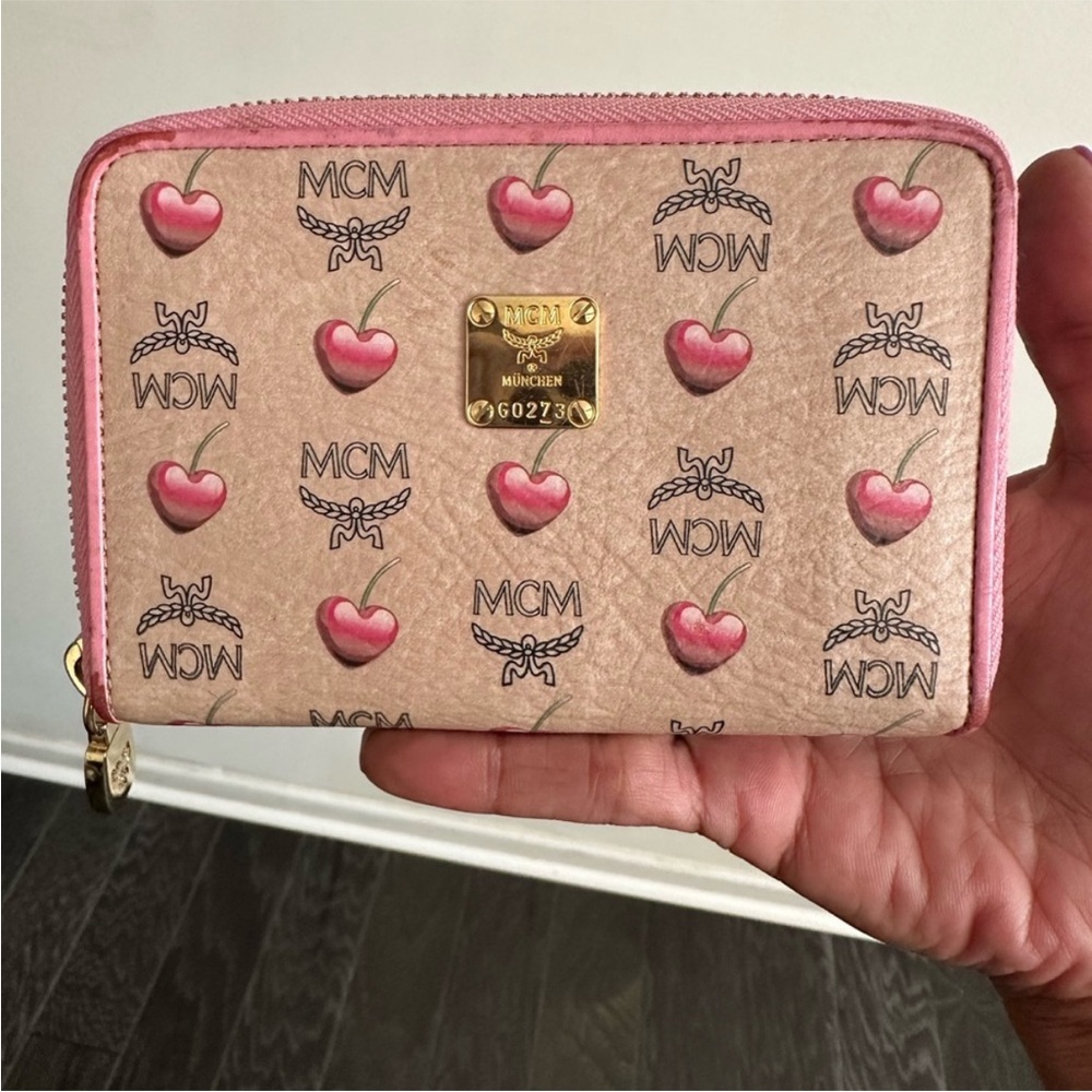 MCM Visetos Cherry Wallet (all inclusive)